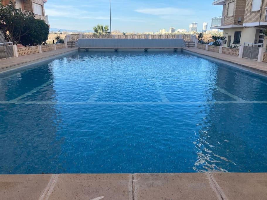 Coqueto Apartamento De Playa Con Piscina Y Terraza Valencia Luaran gambar